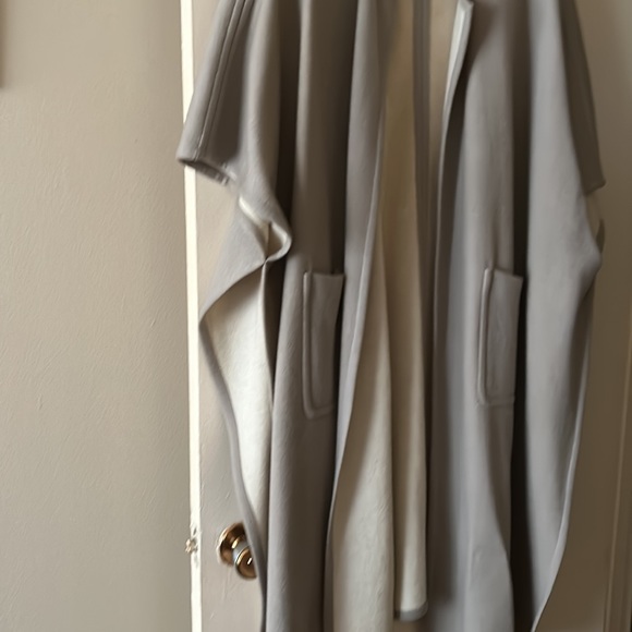 Judith&Charles Throw - Picture 2 of 2